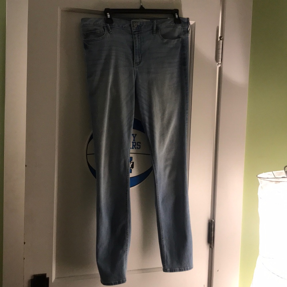 Hollister Women’s High Rise Light Wash Jeans.